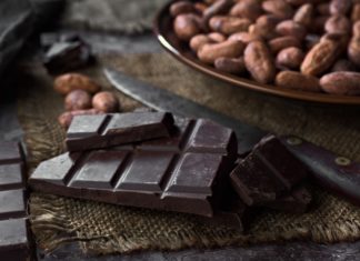 Stücke von Schokolade und Kakaosamen