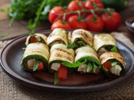 Zucchini rolls with cheese, bell peppers and arugula