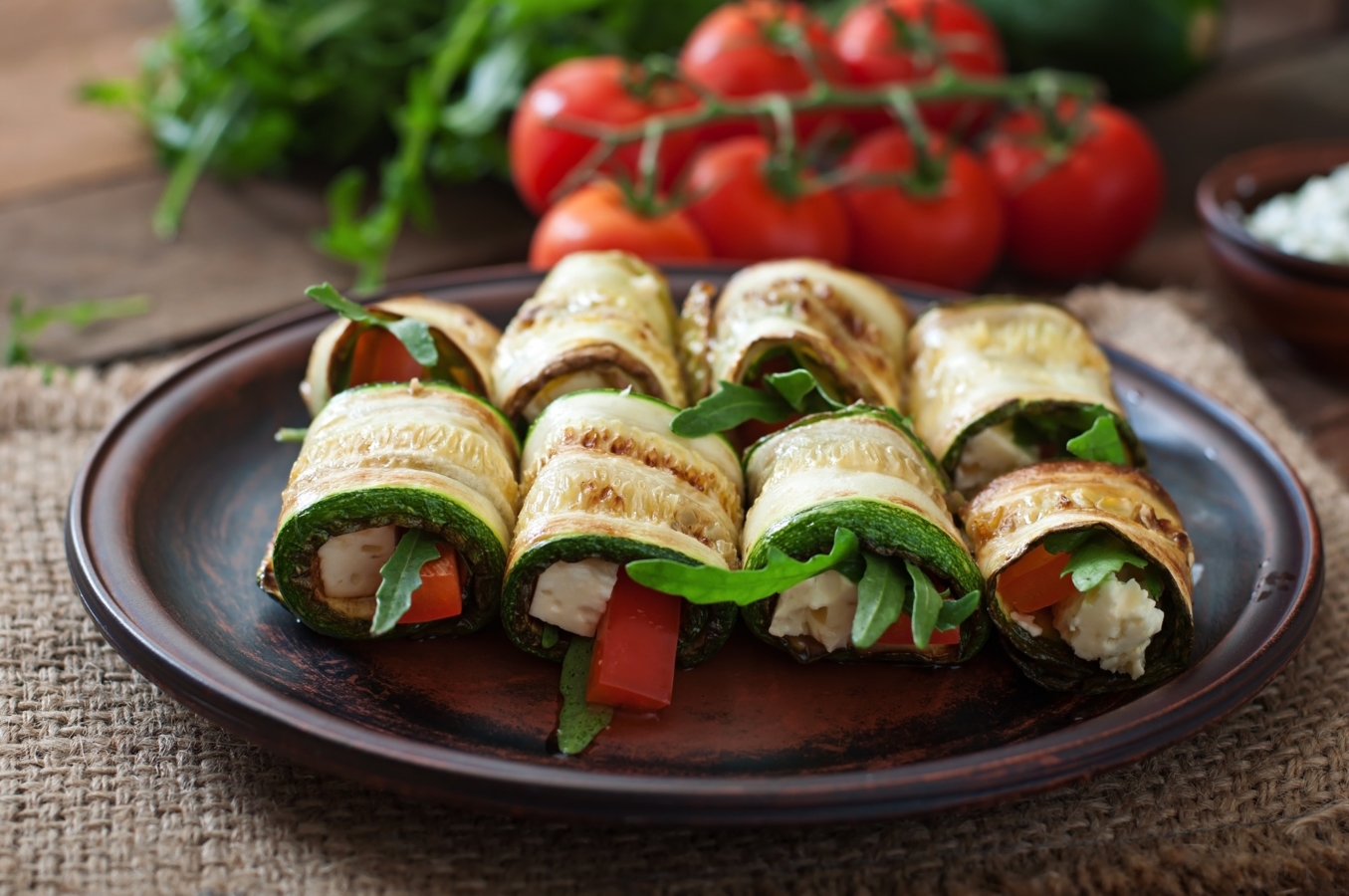 Zucchini rolls with cheese, bell peppers and arugula
