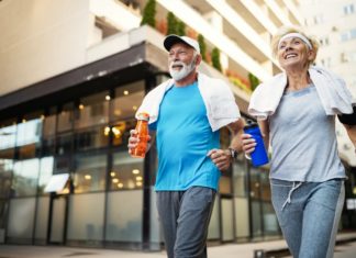 Gerne ältere Leute, die laufen, um helathy bleiben und Gewicht verlieren