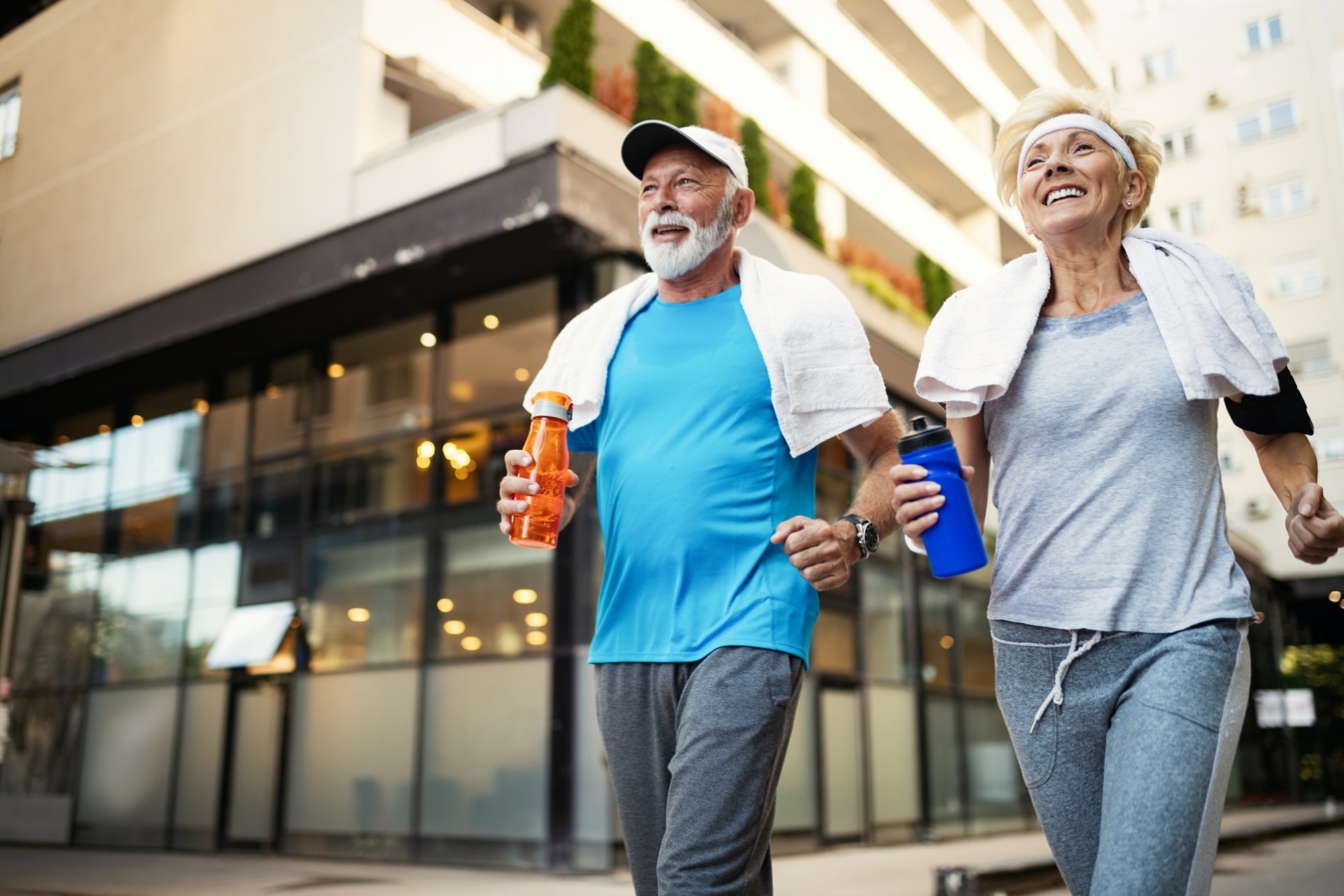 Gerne ältere Leute, die laufen, um helathy bleiben und Gewicht verlieren